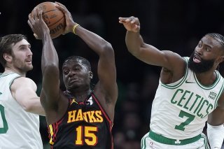 Clint Capela (15) au rebond entre Luke Kornet (40) et son tourmenteur Jaylen Brown (7), KEYSTONE/AP/Steven Senne